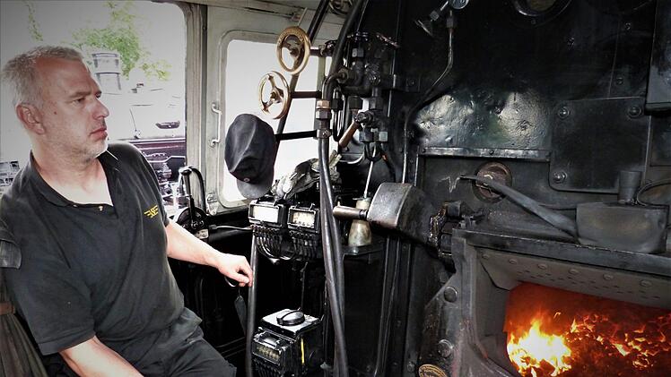 Heiko Martin (unser Bild) von den Eisenbahnfreunden Schwarzenberg machte die Arbeit als Heizer ehrenamtlich.Werner Reißaus