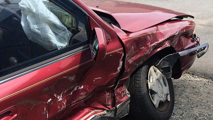 Im Kreis Ansbach gab es einen Autounfall, bei welchem zwei Frauen schwer verletzt wurden.