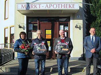 Das Ehepaar Schorn übergibt seine Apotheke  (von links): Edith und Anton Schorn, Nachfolger Andreas Halbritter und Bürgermeister Mario Götz.