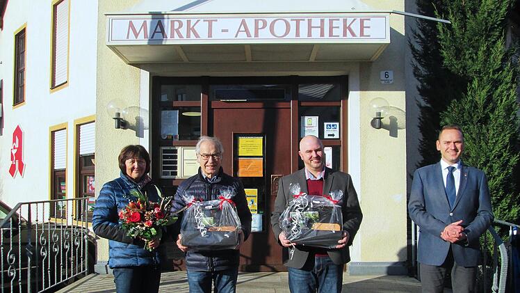 Das Ehepaar Schorn übergibt seine Apotheke  (von links): Edith und Anton Schorn, Nachfolger Andreas Halbritter und Bürgermeister Mario Götz.