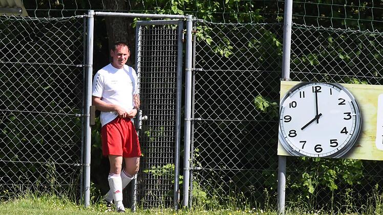 Ist die Zeit der SG Obererthal in der Kreisklasse etwa abgelaufen? Oder soll die Uhr nur gewährleisten, dass man rechtzeitig vom Stillen Örtchen zurück ist. Fotografiert beim Spiel in Sulzthal.   Foto: Hopf