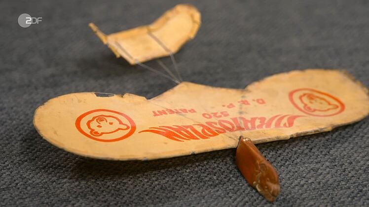 Wer regelmäßig "Bares für Rares" guckt, hat gelernt: Die Marke Steiff hat nicht nur Teddybären gemacht. Das bewies auch das Flugspielzeug von 1931. Christian erhoffte sich 110 Euro. Annika Raßbach taxierte auf 150. Julian Schmitz-Avila bezahlte 160 Euro.