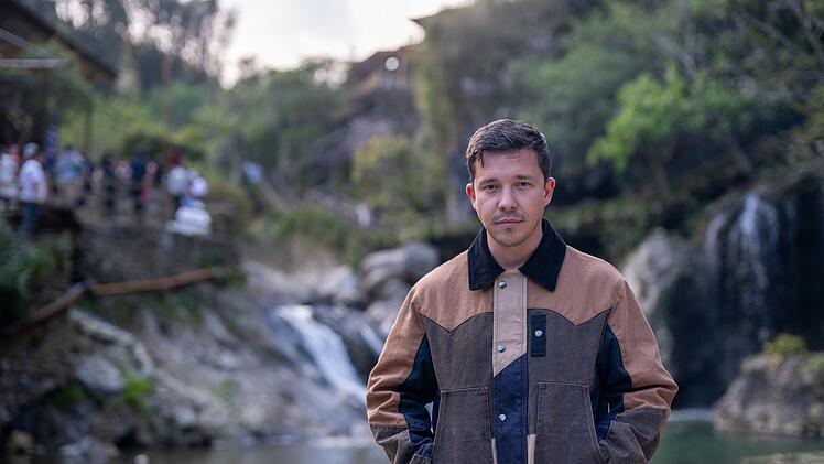 In Staffel zwei von "Song Trip" reisen vier prominente deutsche Popmusiker in die Ferne, um dort mit lokalen Musikern an einem ihrer Hits zu arbeiten. So erlebt man in Folge eins Nico Santos in Vietnam. Es folgen: Rea Garvey in Nordfinnland, Yvonne Catterfeld auf den Kapverden und Peter Maffay in Nashville.