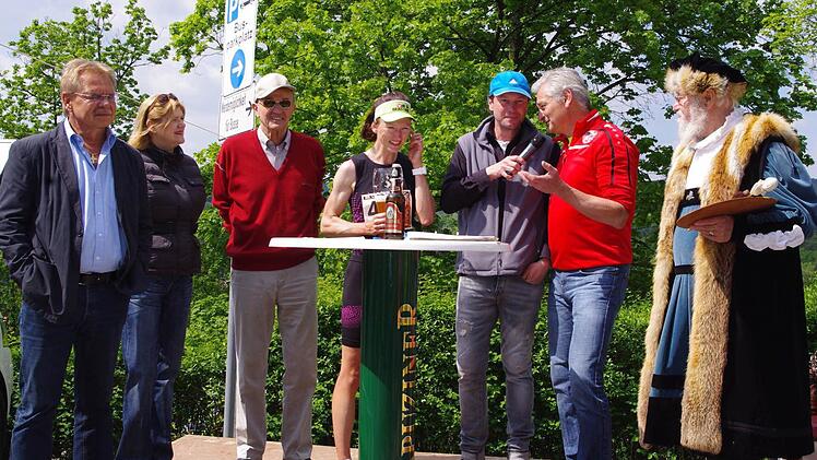 Bei der Talkrunde: (von links) Bürgermeister Wolfgang Beiergrößlein, Marketingleiterin Karin Elsel, BLSV-Kreisvorsitzender Karl H. Fick, Ulrike Schwalbe, Moderator Joffrey Streit, 2. ASC-Vorsitzender Dieter Witterauf sowie "Lucas Cranach" Wolfgang Eckert-Hetzel  Foto: Heike Schülein