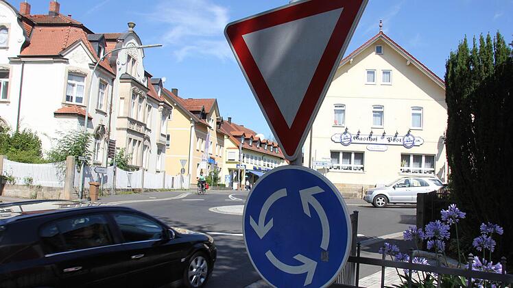 Diese Schilderkombination sagt klar aus, dass Verkehrsteilnehmer, die sich bereits auf der Rundfahrbahn befinden, Vorfahrt haben.