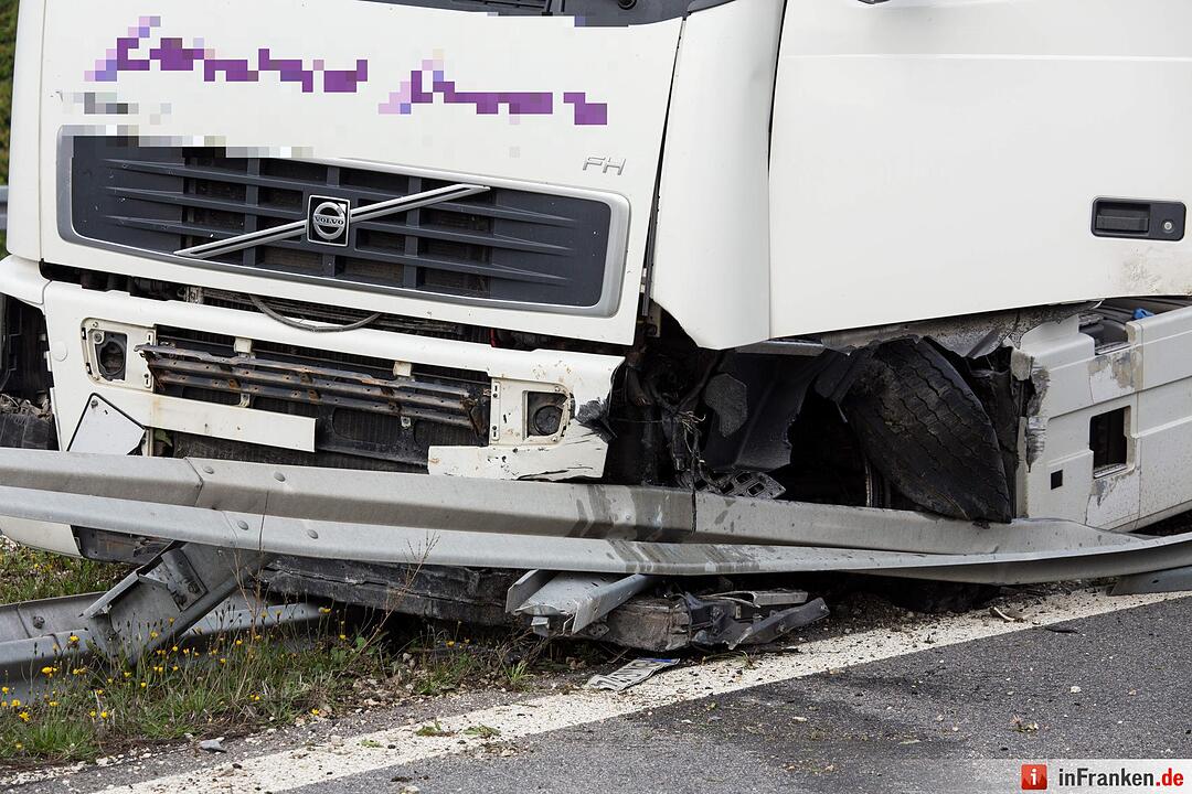 Lkw kracht nach Reifenplatzer auf A73 in Leitplanke