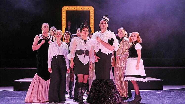 Szene aus "Ball im Savoy" am Landestheater CoburgFoto: Henning Rosenbusch