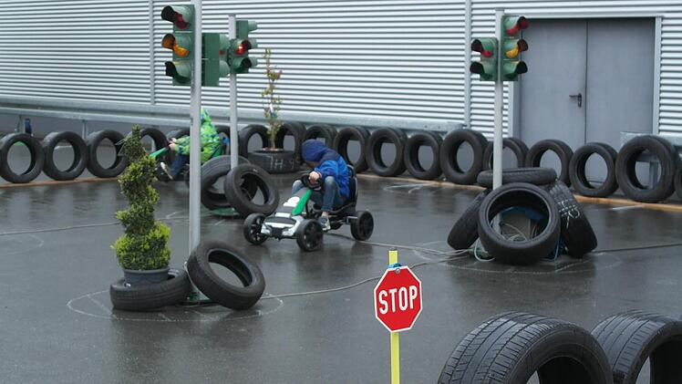 Trotz Regens hatten die Kinder auf dem Kettcar-Parcours ihren Spaß.