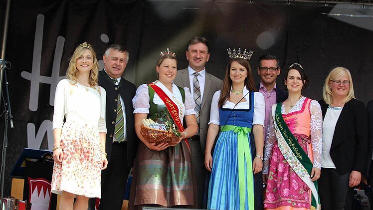 Die Ehrengäste auf der Bühne (von links): Elisabeth Goger, Walter Heidl (BBV-Präsident), Veronika Höfler , Günther Felßner (Präsident des BBV-Bezirksverbands Mittelfranken), Susanne Polz, Michael Fraas, Helena Kreitmair und Christine Reitelshöfer (Bezirksbäuerin des BBV-Bezirksverbands Mittelfranken)
