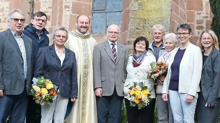 Von links: Hilmar Kohlhepp, Armin Warmuth, Hildegard Kohlhepp, Pfarrer Paul Kowol, Waldemar und Elsbeth Hauk, Fritz Gensler, Eleonore Vogt, Ilona Schneider und Elisabeth Assmann  Foto: Assmann