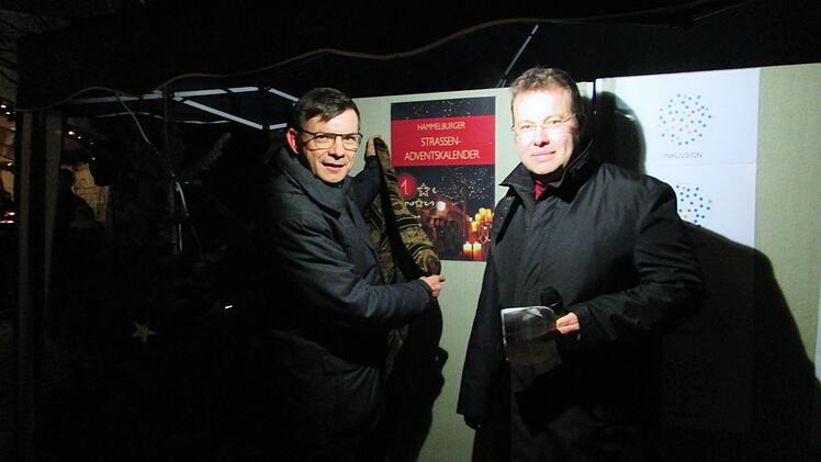 Bürgermeister Armin Warmuth (links) und Thomas Porkristl öffneten das erste Türchen des Adventskalenders.Winfried Ehling