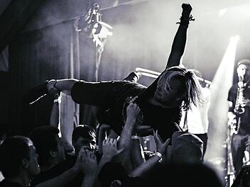 Auch Stagediving ist beim Heilig L&auml;nder Rock Festival angesagt.  Foto: Kai Hiksch