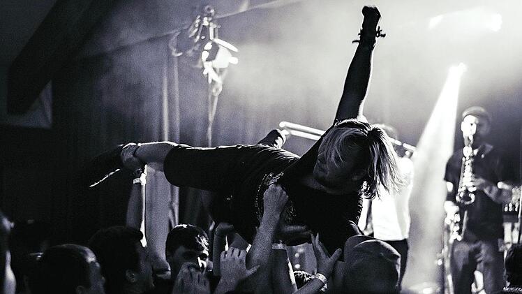 Auch Stagediving ist beim Heilig L&auml;nder Rock Festival angesagt.  Foto: Kai Hiksch