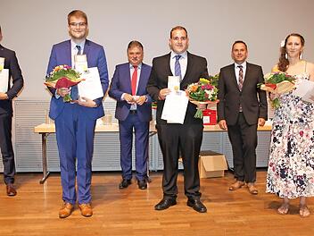 Die Schulbesten der Fachschule für Lebensmitteltechnik, Fachrichtung Lebensmittelverarbeitungstechnik (vorne von links) Hannes Suske, Christoph Mahr (beide Kulmbach), Christian Wiecker (Böblingen) und Christina Rech (München). Mit ihnen freuen sich Landrat Klaus Peter Söllner (hinten links) und der Schulleiter des Beruflichen Schulzentrums Alexander Battistella.