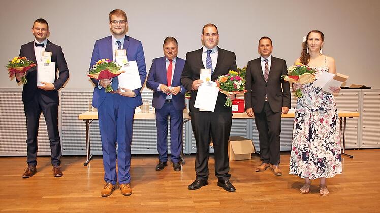 Die Schulbesten der Fachschule für Lebensmitteltechnik, Fachrichtung Lebensmittelverarbeitungstechnik (vorne von links) Hannes Suske, Christoph Mahr (beide Kulmbach), Christian Wiecker (Böblingen) und Christina Rech (München). Mit ihnen freuen sich Landrat Klaus Peter Söllner (hinten links) und der Schulleiter des Beruflichen Schulzentrums Alexander Battistella.