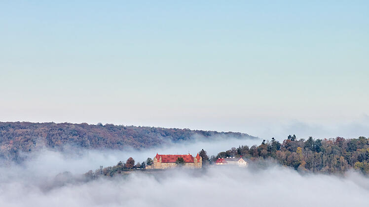 Das Schloss Frankenberg liegt im südlichen Steigerwald inmitten von Wald und Weinbergen auf einem Bergsporn in der Gemeinde Weigenheim.