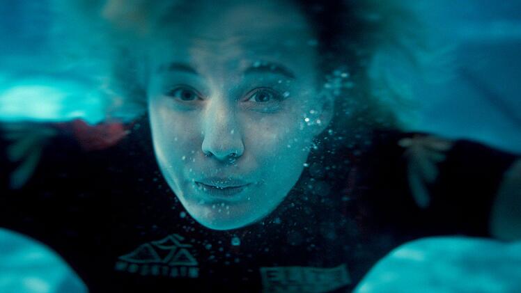 Selbst als ihr Entführer sie unter Wasser drückt, gelingt es Nathalie (Luise von Finckh), sich zu konzentrieren. Kommt ihr hier ihr jahrelanges Training als Triathletin zugute?