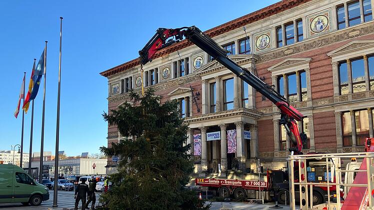 Weihnachtsbaum vor dem Abgeordnetenhaus aufgestellt