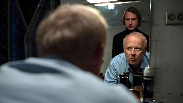 Das Grauen im Spiegel: Der Kieler "Tatort"-Ermittler Klaus Borowski (Axel Milberg, rechts) trifft in seinem neuen Fall zum dritten Mal den Frauenm&ouml;rder Kai Korthals (Lars Eidinger).