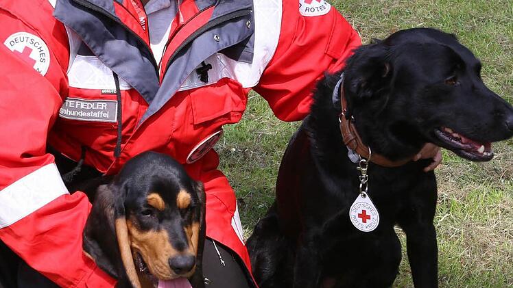 Brigitte Fiedler von der Rettungsstaffel mit Lauser und Urgel