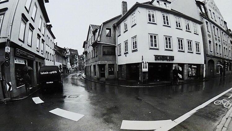 So sah es im unteren Teil der Judengasse im Oktober 1996 aus. Bei der grundlegenden Sanierung der Häuser auf der rechten Seite wurde eine Passage für Fußgänger geschaffen. Foto: Archiv