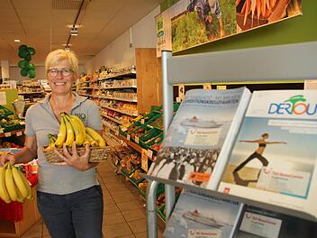 Im Bio-Laden von Christine Lettenmeier in Höchstadt gibt es derzeit auch Reiseprospekte. Foto: Andreas Dorsch