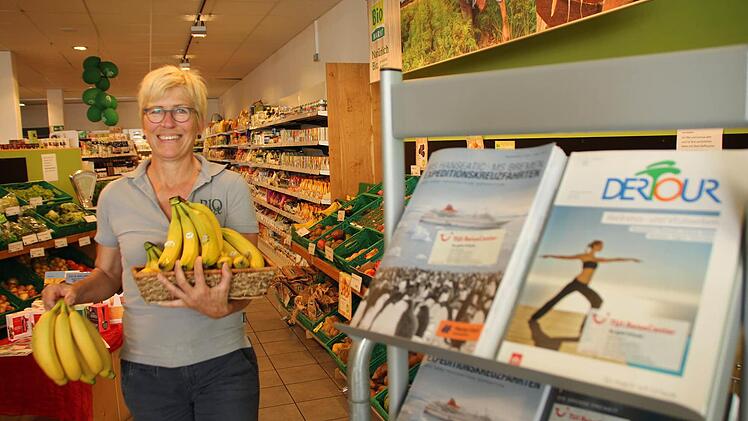 Im Bio-Laden von Christine Lettenmeier in Höchstadt gibt es derzeit auch Reiseprospekte. Foto: Andreas Dorsch