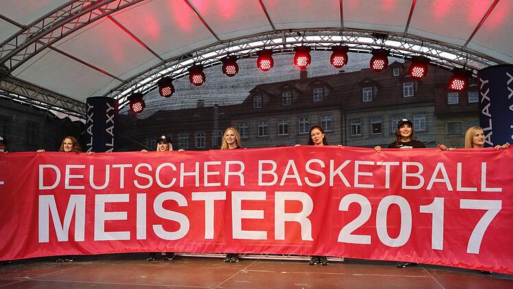 Die Brose Bamberg Dancers brachten diesen riesigen Meisterschal mit. Foto: Matthias Hoch