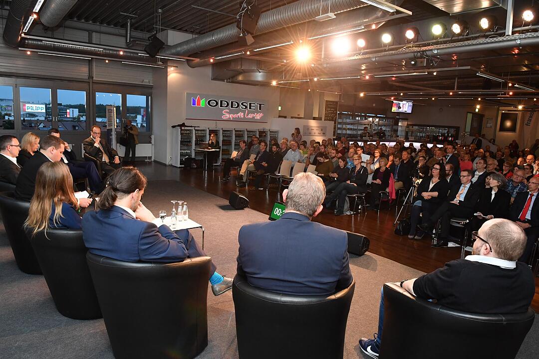 Podiumsdiskussion zur Bundestagswahl in der Brose Arena in Bamberg