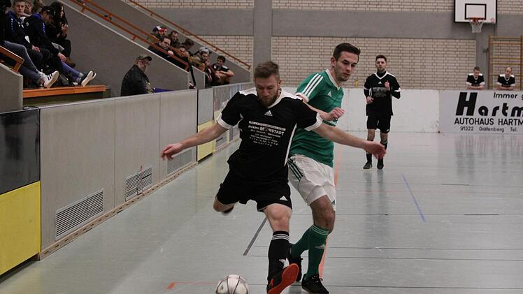 Im Finale standen sich der SV Ermreuth um Dominik Spitz  (l.) und der SV Langensendelbach um  Sven Rauh (r.) gegenüber.  Letztlich behielt Ermreuth mit 3:1 die Oberhand.