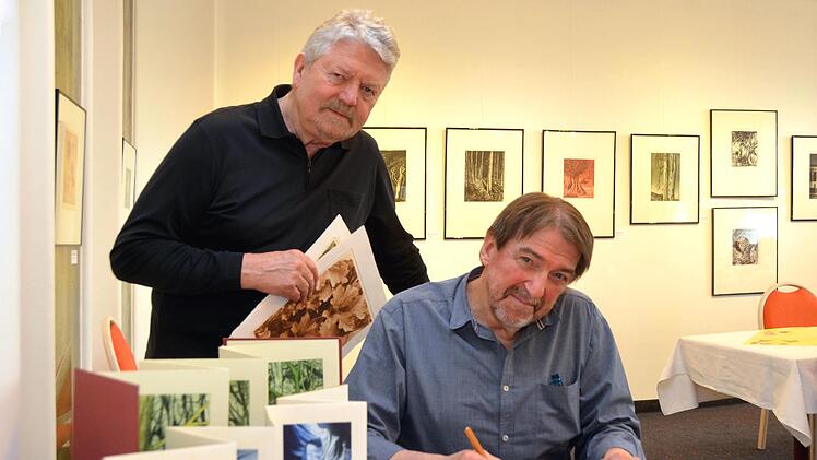 Herbert Hack  (rechts) und Dieter Kraft (links) sind  zwei Hobbykünstler der Schweinfurter Radierwerkstatt. Foto: Peter Rauch