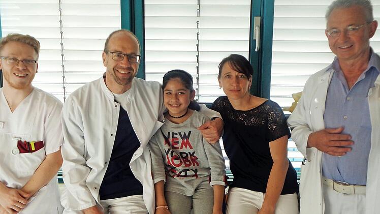 Chefarzt Dr. Matthias Biedermann mit Wazhma und seinen Kollegen Dr. Carmen Weniger und Dr. G&uuml;nther Wittmann. Links M. Arneth, Gesundheits- und Krankenpfleger Foto: Juraklinik Sche&szlig;litz