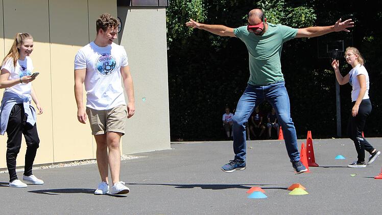 Lehrer Sebastian Knüttel durchläuft einen Parcours. Gar nicht so leicht mit der Brille. Julia Raab