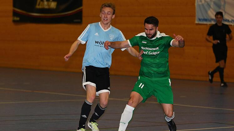 Szene aus dem Finale der Hallenkreismeisterschaft: Nikolai Altwasser vom SV Friesen (grünes Trikot) kann einen Pass vor Mönchrödens Daniel Puff abfangen. Die Friesener unterliegen dennoch mit 0:1.  Foto: Lisa Hümmer