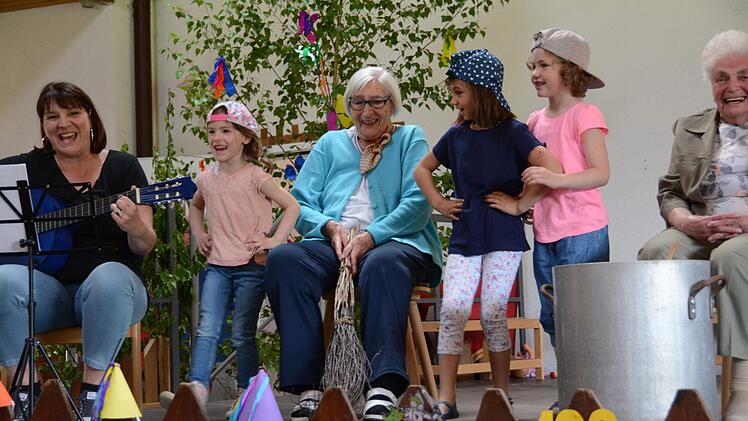Die Seniorinnen haben genauso viel Spaß wie die Kinder.Elisabeth Assmann