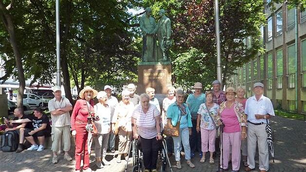 Fahrt der Kolpingsfamilie M&uuml;nnerstadt in die Eifel. F&uuml;nf Tage waren 32 Teilnehmer dort unterwegs. Im Bild: Reisegruppe in K&ouml;ln vor dem Standbild des Seligen Adolph Kolping. Foto: Albert Laudensack