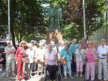 Fahrt der Kolpingsfamilie Münnerstadt in die Eifel. Fünf Tage waren 32 Teilnehmer dort unterwegs. Im Bild: Reisegruppe in Köln vor dem Standbild des Seligen Adolph Kolping. Foto: Albert Laudensack