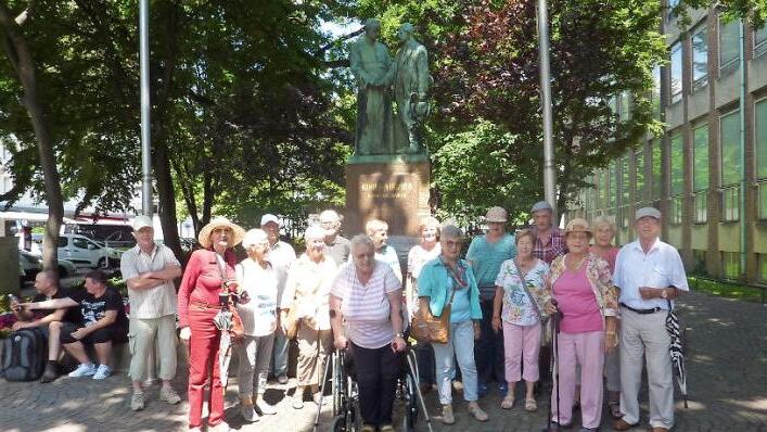 Fahrt der Kolpingsfamilie Münnerstadt in die Eifel. Fünf Tage waren 32 Teilnehmer dort unterwegs. Im Bild: Reisegruppe in Köln vor dem Standbild des Seligen Adolph Kolping. Foto: Albert Laudensack