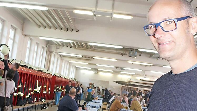 Mackoy Kopphany stellte die Feuerwehr-App "FF-Agent" vor - Oberbürgermeister Henry Schramm gab den offiziellen Startschuss dafür.
