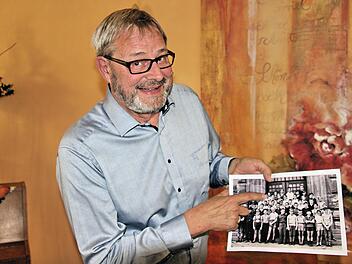 Acht Jahre lang war Joachim Schwigon Direktor des Münnerstädter Gymnasiums,  das er neun Jahre lang als Schüler besuchte. Er ist sogar hier geboren,  also ein echter Mürschter. Foto: Dieter Britz