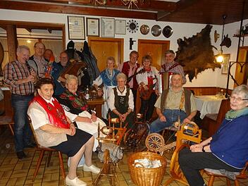 Spinnstube im Gasthof Mühlengrund  in Oberweißenbrunn. An  den Spinnrädern saßen (von links): Irmine Reulbach, Helmtrud Fuß,   Hedwig Röhner (alle Oberweißenbrunn), Ludwina Abert (Wildflecken), Felix  Back (Oberweißenbrunn) und Mechthild Breitenbach (Oberbach). Für die die  Musik sorgten Helmut Handwerker (Unterelsbach), Werner Zirkelbach  (Unterweißenbrunn), Gerhard Kirchner (Oberweißenbrunn), Werner und  Cordula Wehner und Walter Wiesner. Foto: Marion Eckert