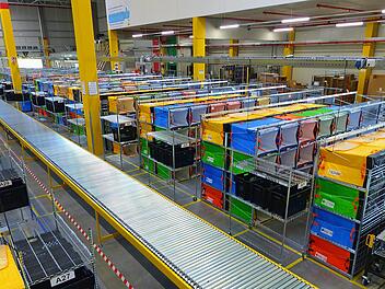 Kollege Computer und die Scanner sind fast ständig im Einsatz. Nach dem Eingang landen die Pakete nach einem vom Computer berechnetet System direkt in der richtigen Liefertasche.