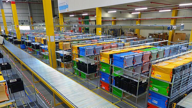 Kollege Computer und die Scanner sind fast ständig im Einsatz. Nach dem Eingang landen die Pakete nach einem vom Computer berechnetet System direkt in der richtigen Liefertasche.