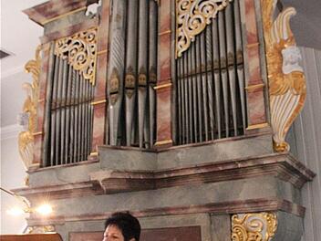 Organistin Helma Wißner an der sanierten Bader-Orgel in Wartmannsroth. Foto: Gerd Schaar