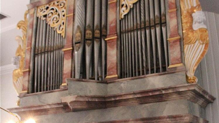 Organistin Helma Wißner an der sanierten Bader-Orgel in Wartmannsroth. Foto: Gerd Schaar