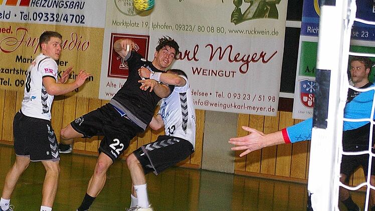 Maximilian Häckner wirft sich mit vollem Einsatz dem Tor entgegen, konnte die erste Heimniederlage aber auch nicht verhindern.