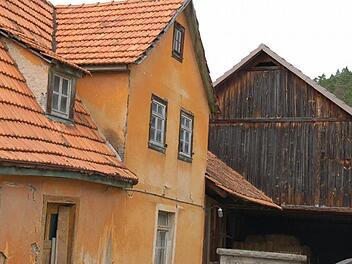 Mit original Ocker aus Oberebersbach ist dieses schon etwas in die Jahre gekommene Haus in Oberebersbach gestrichen. Die in der örtlichen Ockergrube gewonnene Farberde wurde bearbeitet und in der Umgebung, aber auch bis nach Übersee verkauft. Foto: Manfred Mellenthin