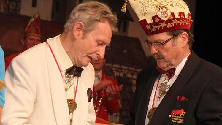 Benno Friedel zeichnet Siegfried Skowronek (links) aus.