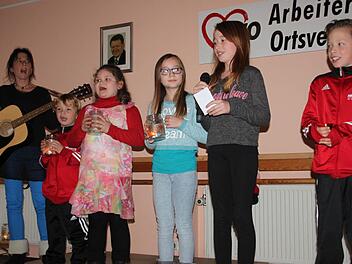 "Wir sagen Euch an den lieben Advent", sangen in Mainleus Claudia Haak (links) und ihre AWO-Kids mit (von links) Felix Haak, Isabella Hamburg, Maike Schmidt, Lena Haak sowie Paul Haak. Foto: Stephan Stöckel.