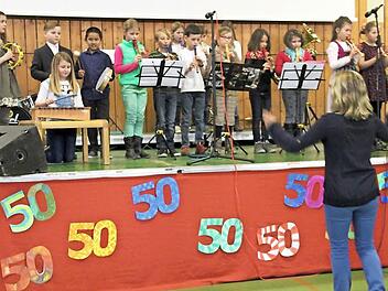 Die Flötengruppe der Adam-Riese-Schule spielte zum 50-jährigen Bestehen einen "Alten-Tanz".  Fotos: Gerda Völk